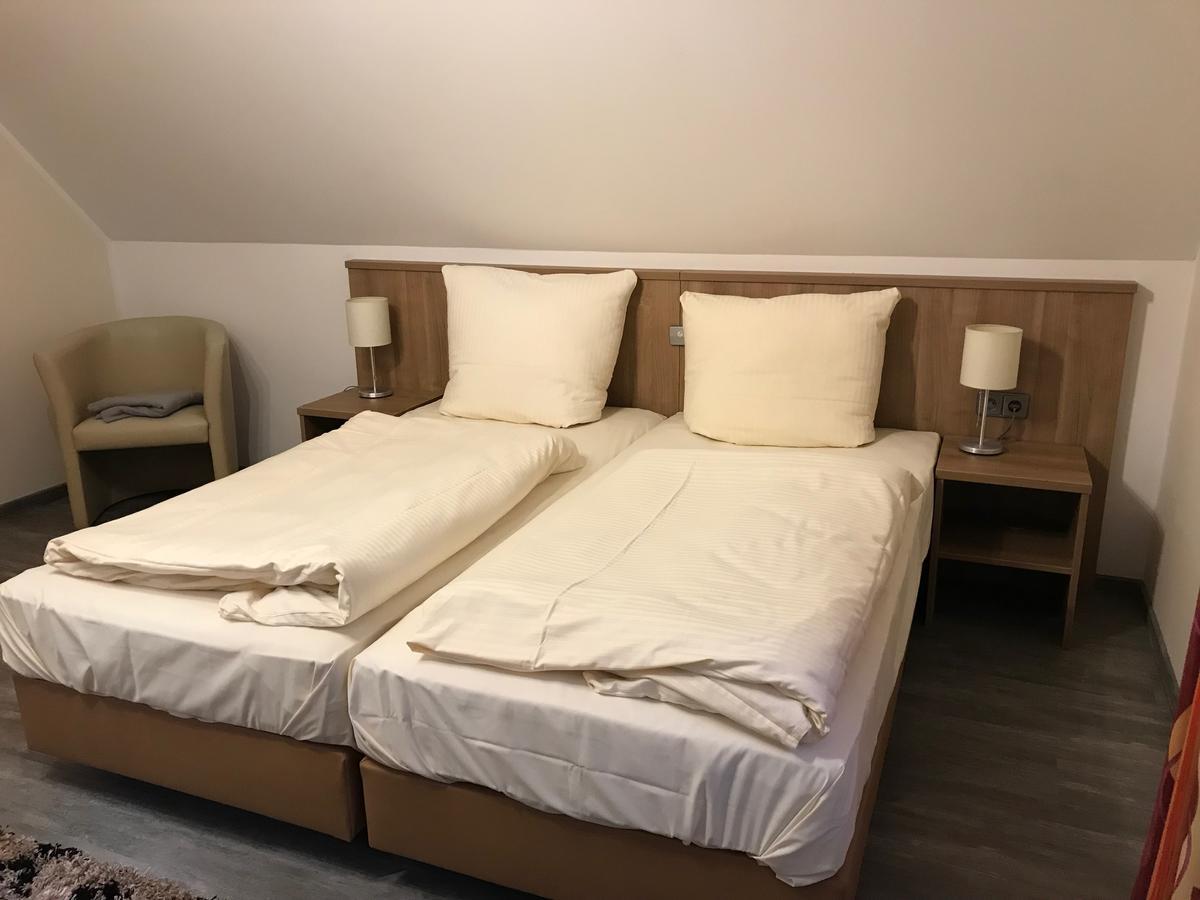 Apartment-Pension Schwalbennest Herzogenaurach Szoba fotó